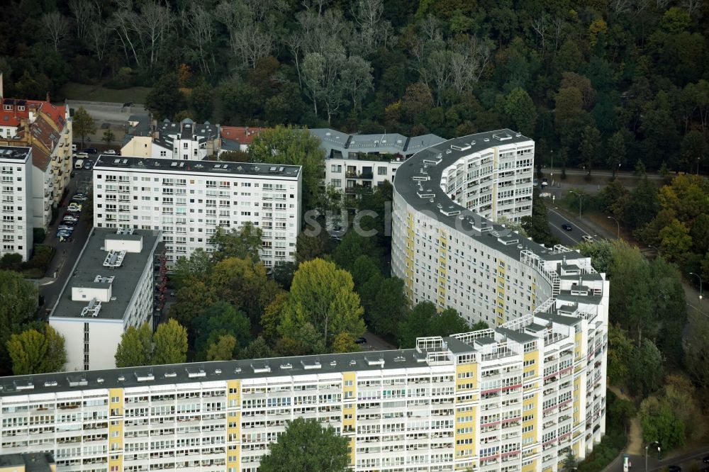 Berlin von oben - Plattenbau- Hochhaus- Wohnsiedlung Platz der Vereinten Nationen - Büschingstraße in Berlin