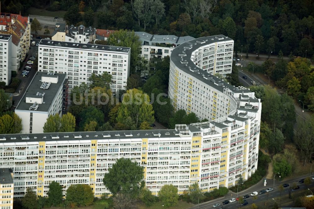 Berlin aus der Vogelperspektive: Plattenbau- Hochhaus- Wohnsiedlung Platz der Vereinten Nationen - Büschingstraße in Berlin