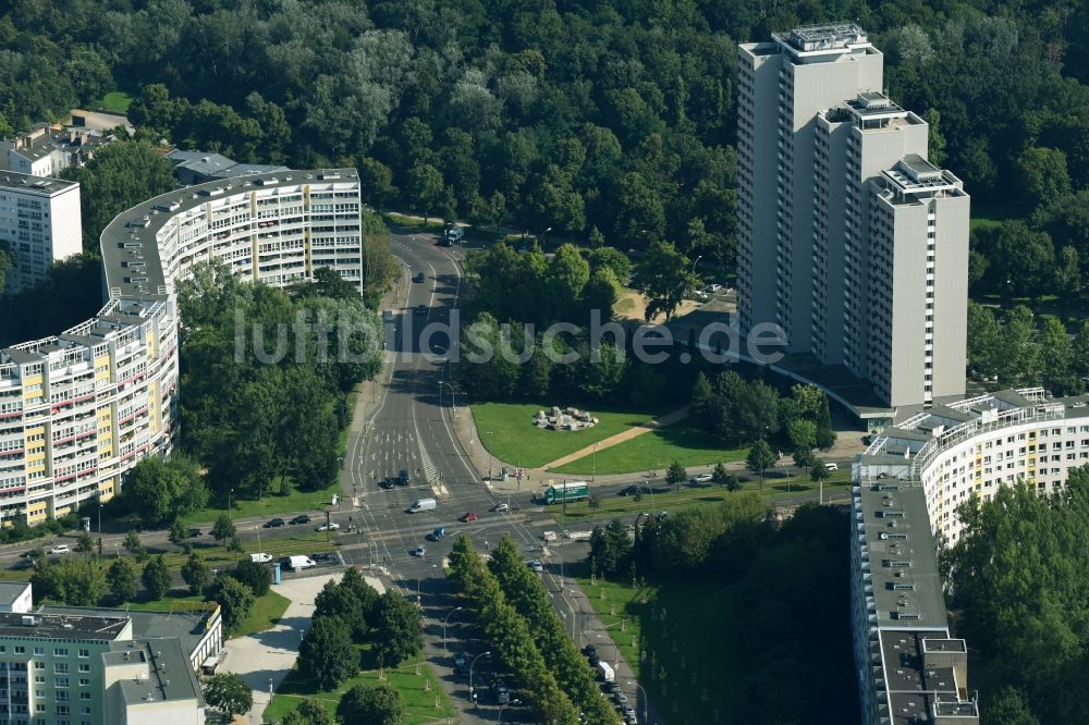 Luftbild Berlin - Plattenbau- Hochhaus- Wohnsiedlung am Platz der Vereinten Nationen im Ortsteil Friedrichshain-Kreuzberg in Berlin, Deutschland