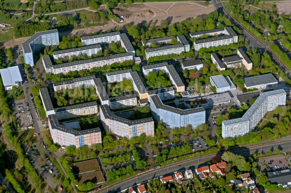 Erfurt aus der Vogelperspektive: Plattenbau- Hochhaus- Wohnsiedlung an der Prager Straße im Ortsteil Berliner Platz in Erfurt im Bundesland Thüringen, Deutschland