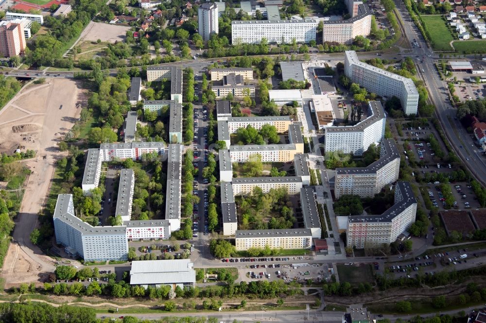 Erfurt aus der Vogelperspektive: Plattenbau- Hochhaus- Wohnsiedlung an der Prager Straße im Ortsteil Berliner Platz in Erfurt im Bundesland Thüringen, Deutschland