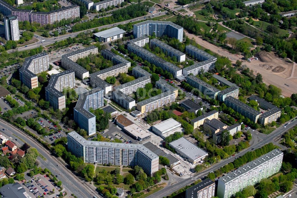 Luftaufnahme Erfurt - Plattenbau- Hochhaus- Wohnsiedlung an der Prager Straße im Ortsteil Berliner Platz in Erfurt im Bundesland Thüringen, Deutschland