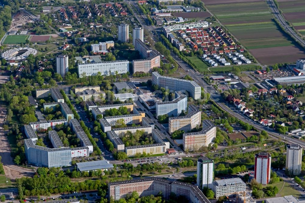 Luftbild Erfurt - Plattenbau- Hochhaus- Wohnsiedlung an der Prager Straße im Ortsteil Berliner Platz in Erfurt im Bundesland Thüringen, Deutschland