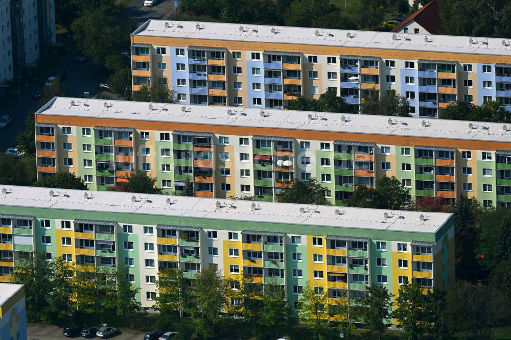 Radeberg von oben - Plattenbau- Hochhaus- Wohnsiedlung in Radeberg im Bundesland Sachsen, Deutschland