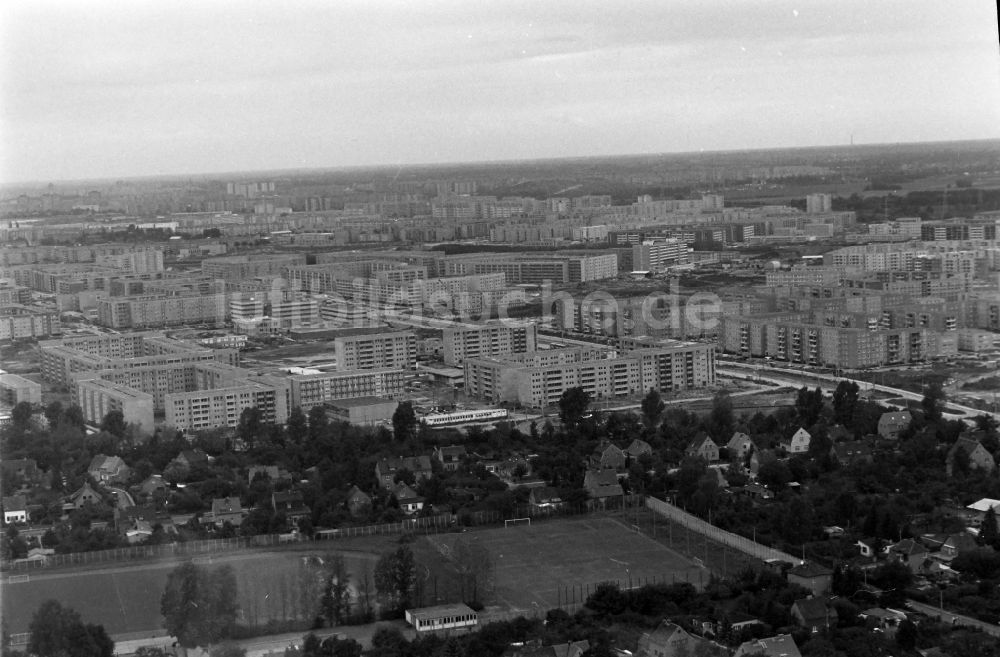 Berlin aus der Vogelperspektive: Plattenbau- Hochhaus- Wohnsiedlung am Rande von Einfamilienhaussiedlungen im Ortsteil Hellersdorf in Berlin, Deutschland