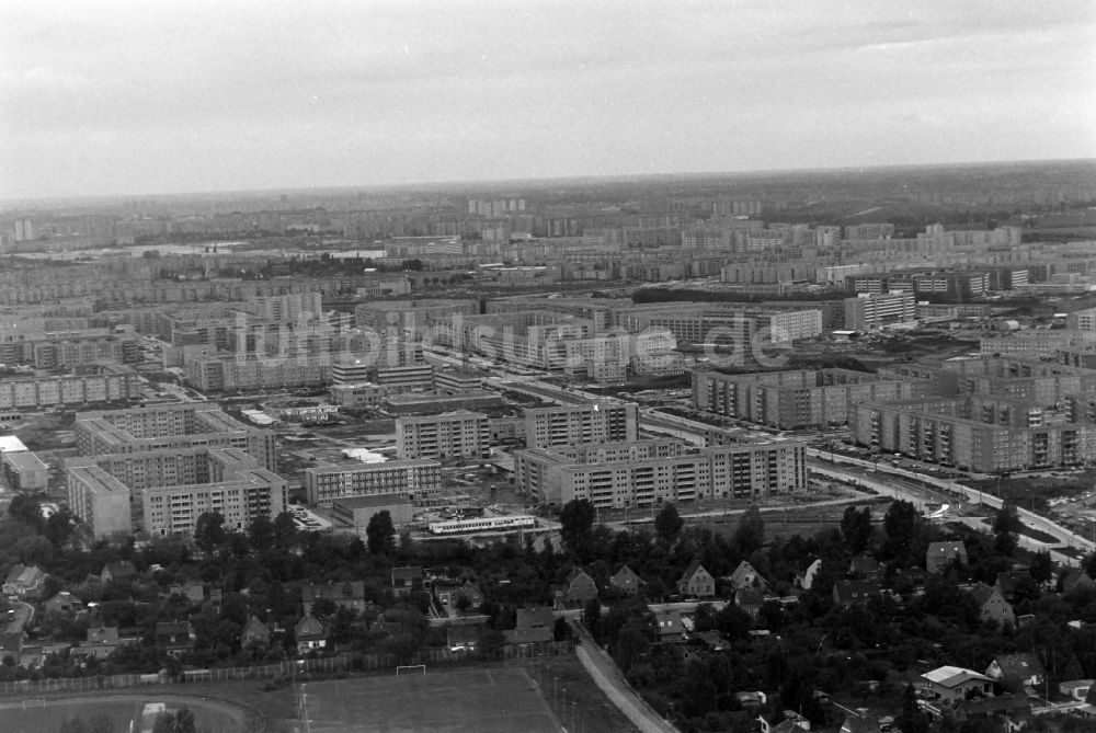 Luftbild Berlin - Plattenbau- Hochhaus- Wohnsiedlung am Rande von Einfamilienhaussiedlungen im Ortsteil Hellersdorf in Berlin, Deutschland