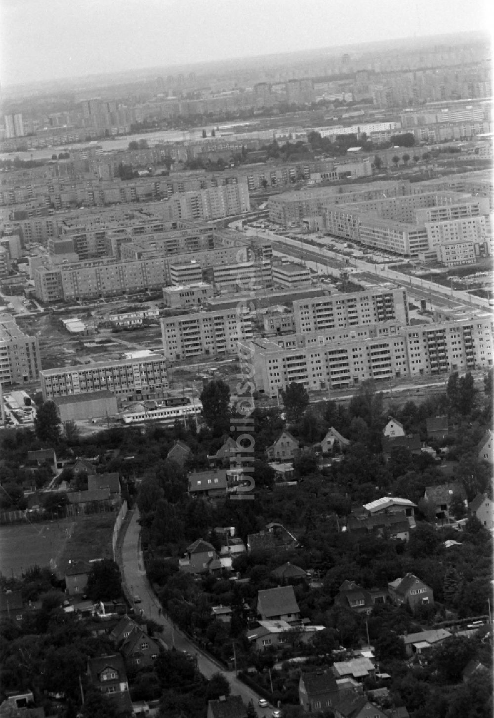 Luftaufnahme Berlin - Plattenbau- Hochhaus- Wohnsiedlung am Rande von Einfamilienhaussiedlungen im Ortsteil Hellersdorf in Berlin, Deutschland