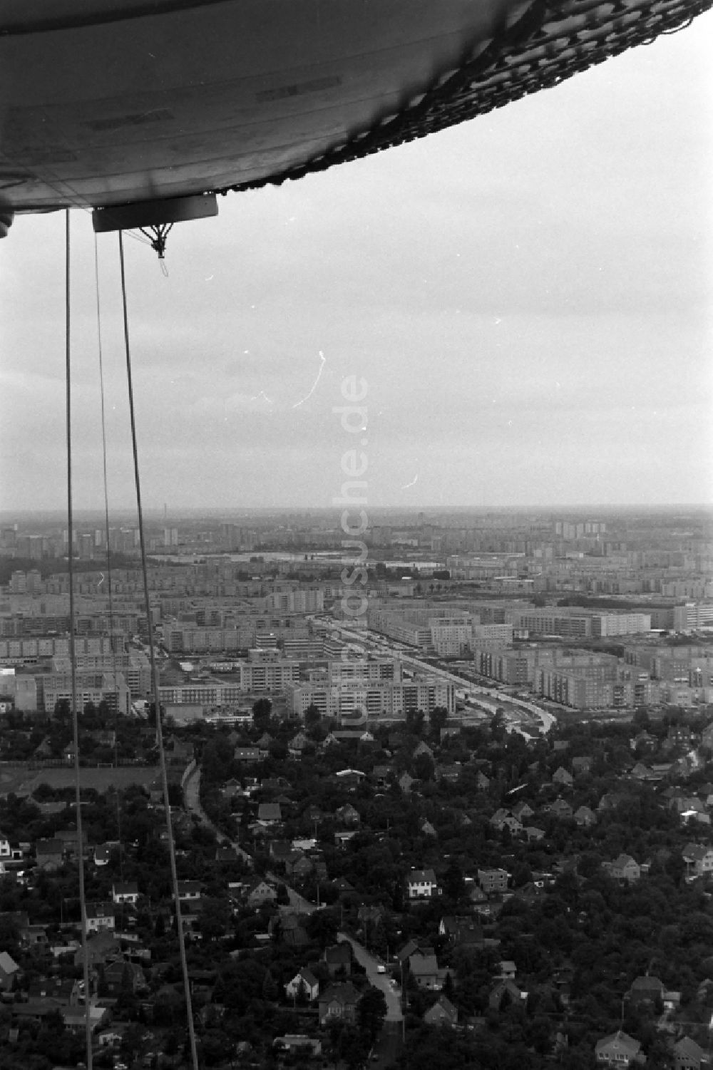 Berlin von oben - Plattenbau- Hochhaus- Wohnsiedlung am Rande von Einfamilienhaussiedlungen im Ortsteil Hellersdorf in Berlin, Deutschland