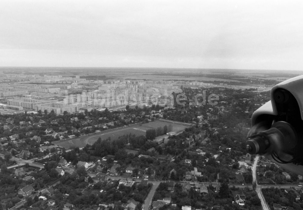 Luftbild Berlin - Plattenbau- Hochhaus- Wohnsiedlung am Rande von Einfamilienhaussiedlungen im Ortsteil Hellersdorf in Berlin, Deutschland