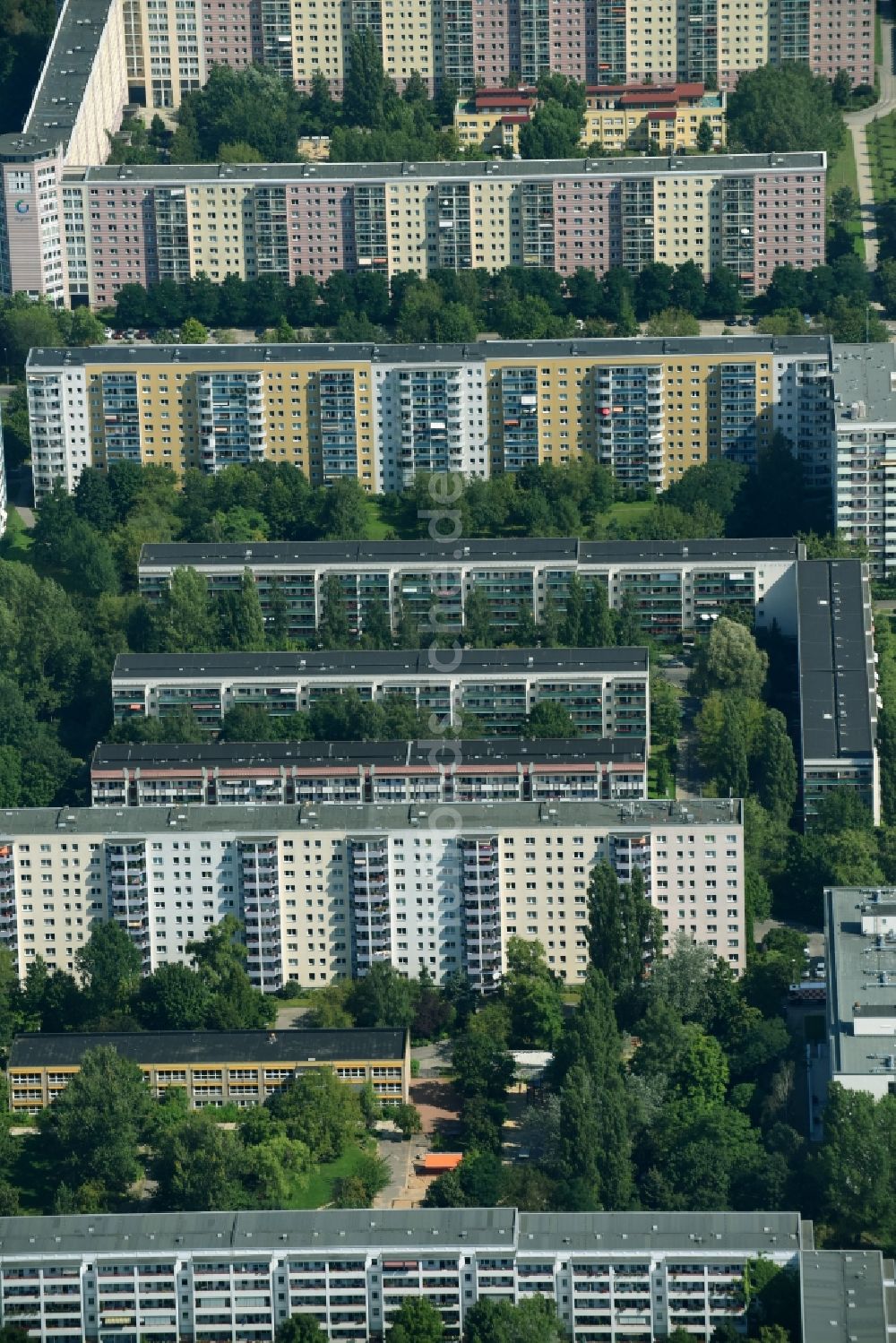 Luftbild Berlin - Plattenbau- Hochhaus- Wohnsiedlung an der Raoul-Wallenberg-Straße im Ortsteil Marzahn in Berlin, Deutschland