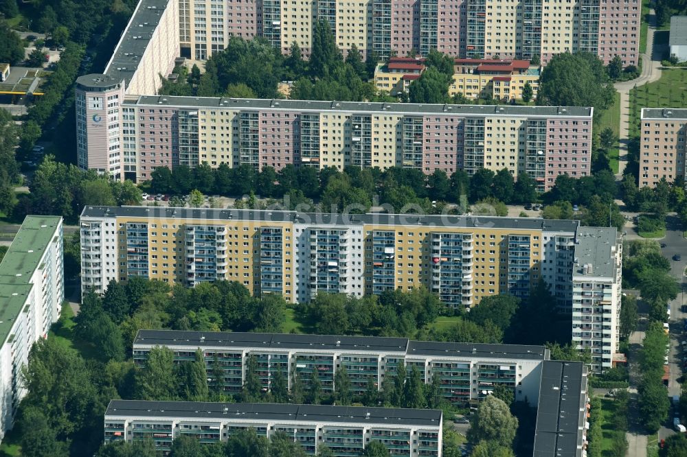 Luftaufnahme Berlin - Plattenbau- Hochhaus- Wohnsiedlung an der Raoul-Wallenberg-Straße im Ortsteil Marzahn in Berlin, Deutschland