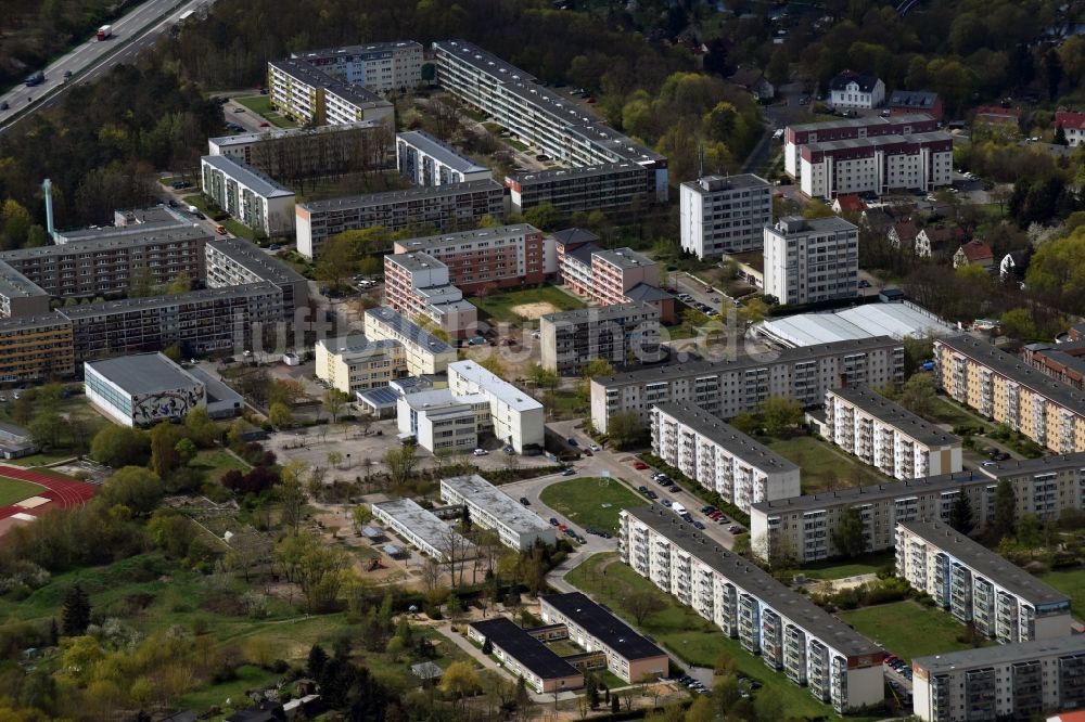 Rüdersdorf aus der Vogelperspektive: Plattenbau- Hochhaus- Wohnsiedlung in Rüdersdorf im Bundesland Brandenburg