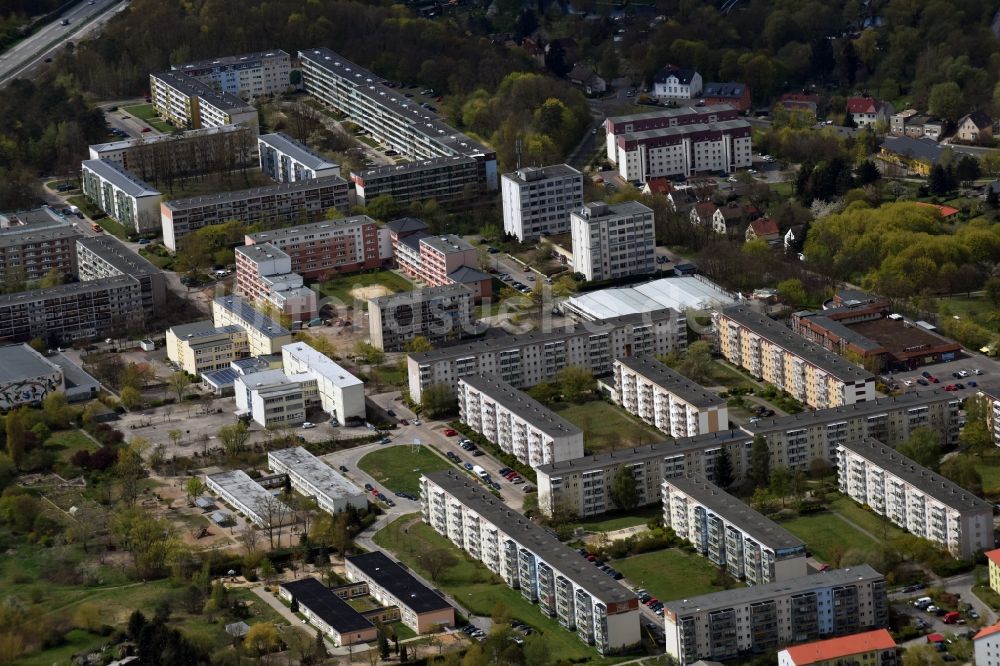 Luftbild Rüdersdorf - Plattenbau- Hochhaus- Wohnsiedlung in Rüdersdorf im Bundesland Brandenburg