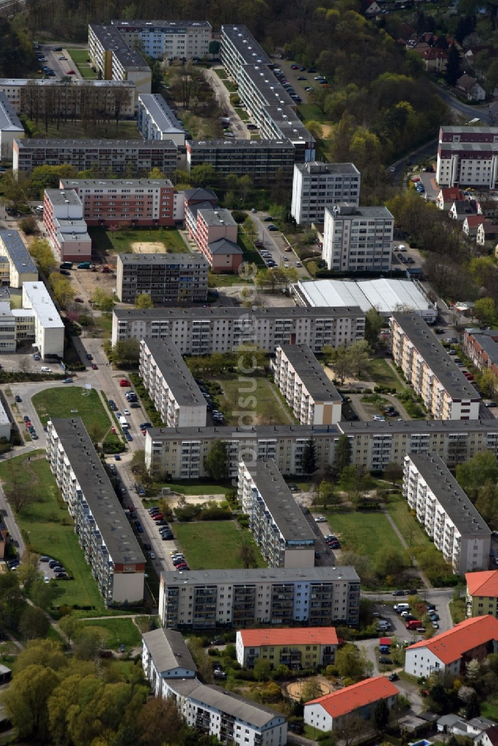 Rüdersdorf aus der Vogelperspektive: Plattenbau- Hochhaus- Wohnsiedlung in Rüdersdorf im Bundesland Brandenburg