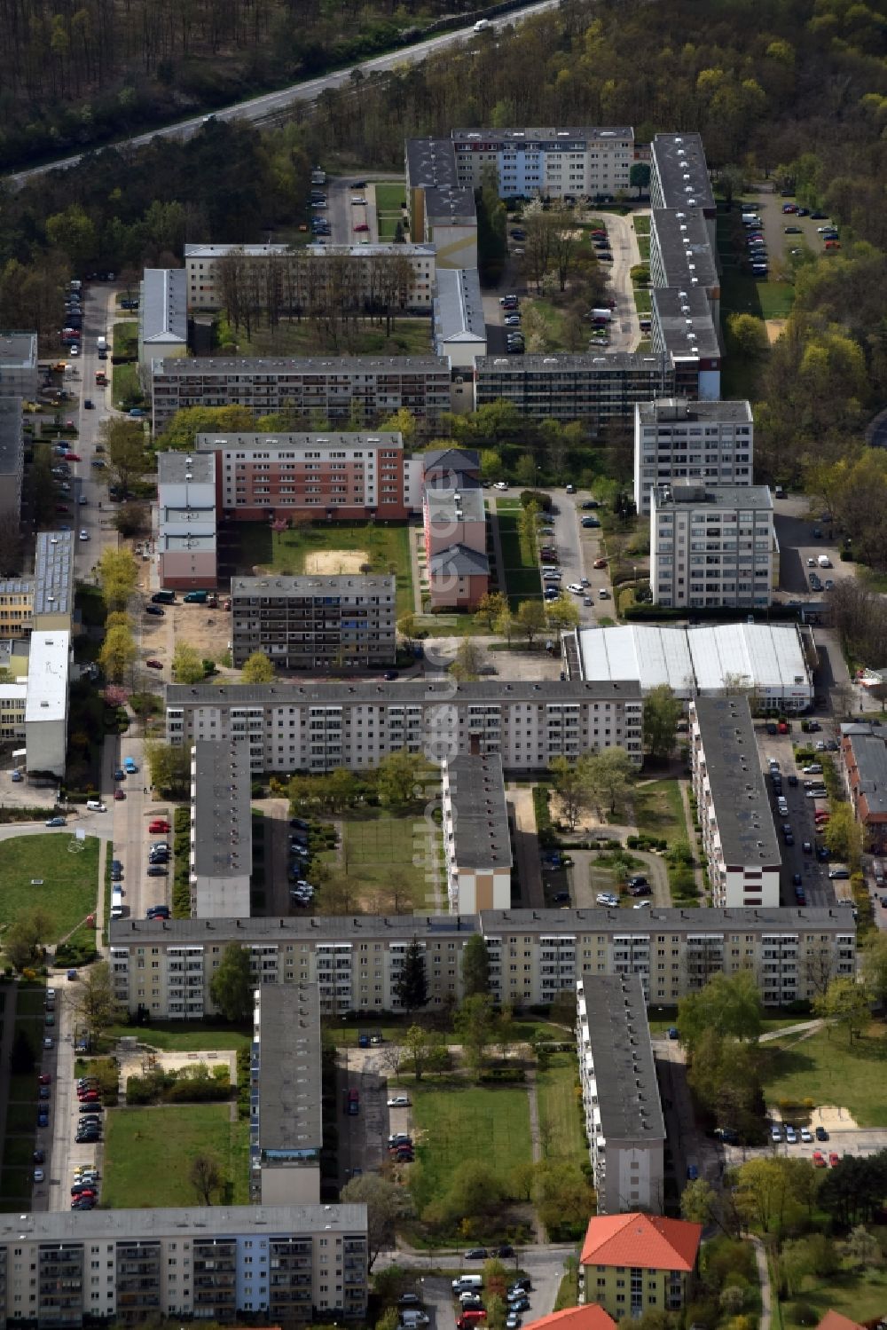 Luftbild Rüdersdorf - Plattenbau- Hochhaus- Wohnsiedlung in Rüdersdorf im Bundesland Brandenburg