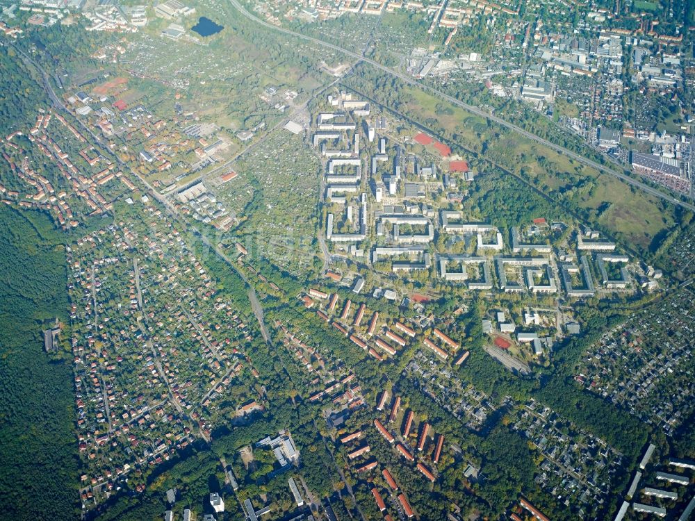 Potsdam von oben - Plattenbau- Hochhaus- Wohnsiedlung Schlaatz entlang der Nuthestraße in Potsdam im Bundesland Brandenburg