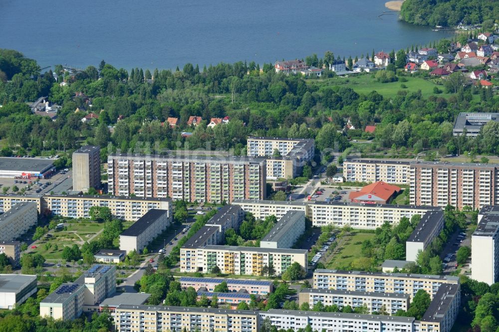 Schwerin von oben - Plattenbau- Hochhaus- Wohnsiedlung in Schwerin im Bundesland Mecklenburg-Vorpommern