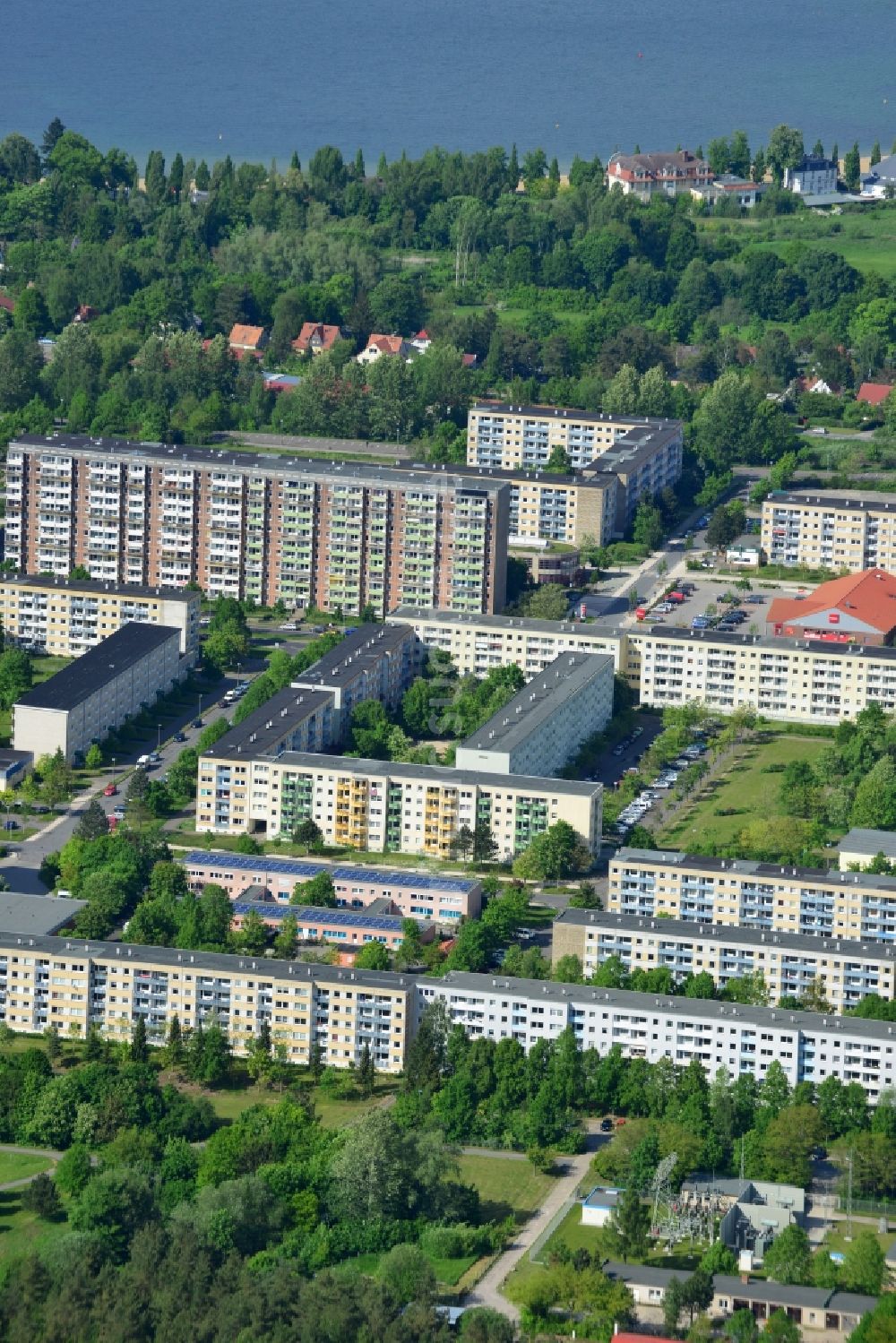 Schwerin aus der Vogelperspektive: Plattenbau- Hochhaus- Wohnsiedlung in Schwerin im Bundesland Mecklenburg-Vorpommern