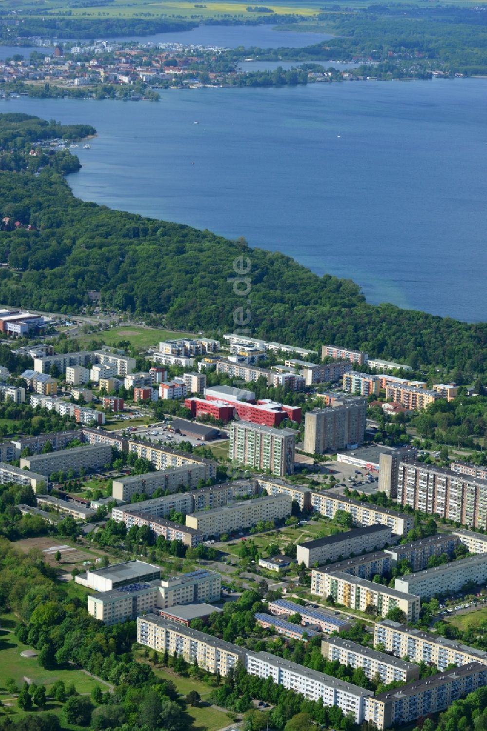 Luftbild Schwerin - Plattenbau- Hochhaus- Wohnsiedlung in Schwerin im Bundesland Mecklenburg-Vorpommern