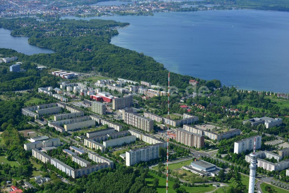 Schwerin von oben - Plattenbau- Hochhaus- Wohnsiedlung in Schwerin im Bundesland Mecklenburg-Vorpommern