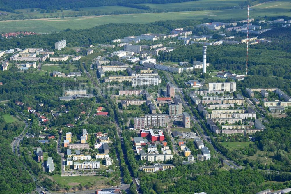 Schwerin aus der Vogelperspektive: Plattenbau- Hochhaus- Wohnsiedlung in Schwerin im Bundesland Mecklenburg-Vorpommern