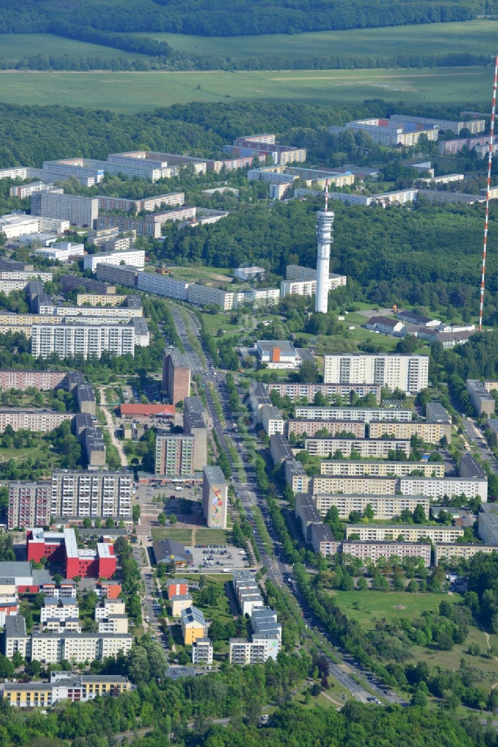 Luftaufnahme Schwerin - Plattenbau- Hochhaus- Wohnsiedlung in Schwerin im Bundesland Mecklenburg-Vorpommern