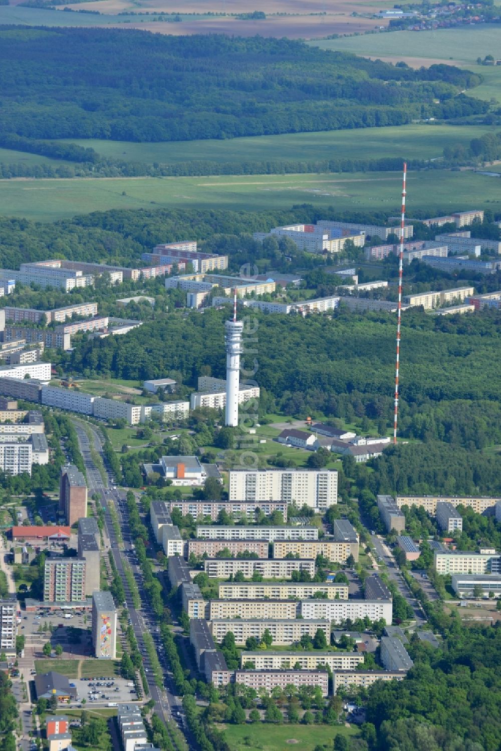 Schwerin von oben - Plattenbau- Hochhaus- Wohnsiedlung in Schwerin im Bundesland Mecklenburg-Vorpommern