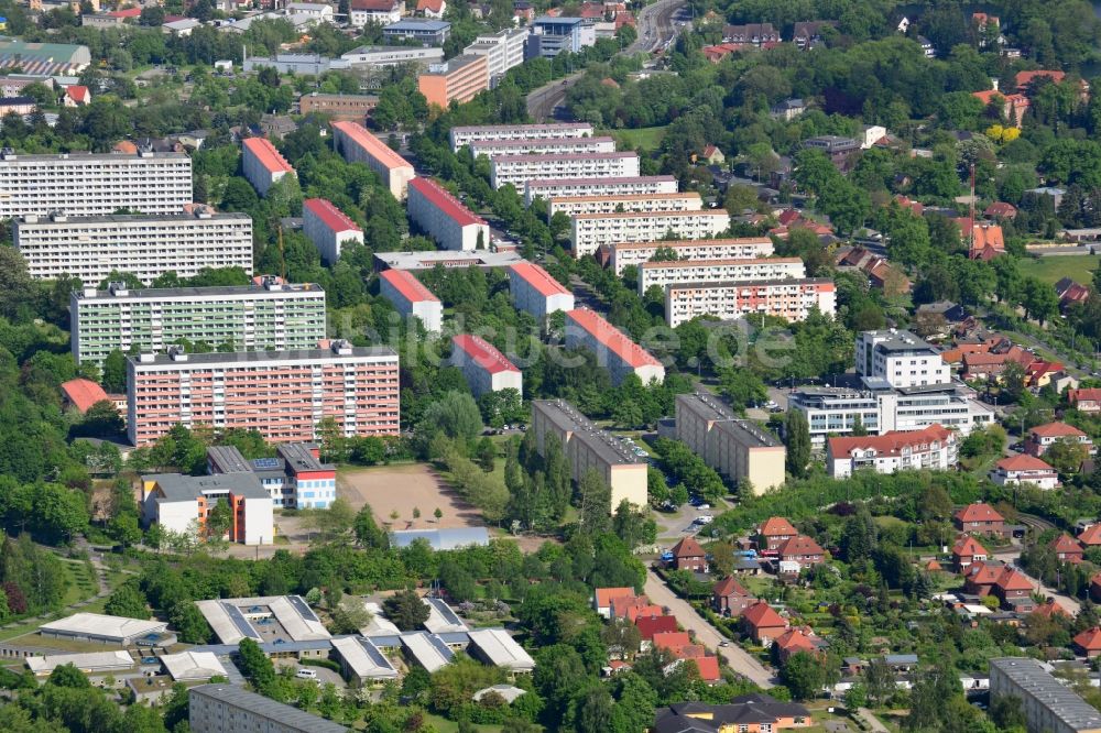 Schwerin aus der Vogelperspektive: Plattenbau- Hochhaus- Wohnsiedlung in Schwerin im Bundesland Mecklenburg-Vorpommern