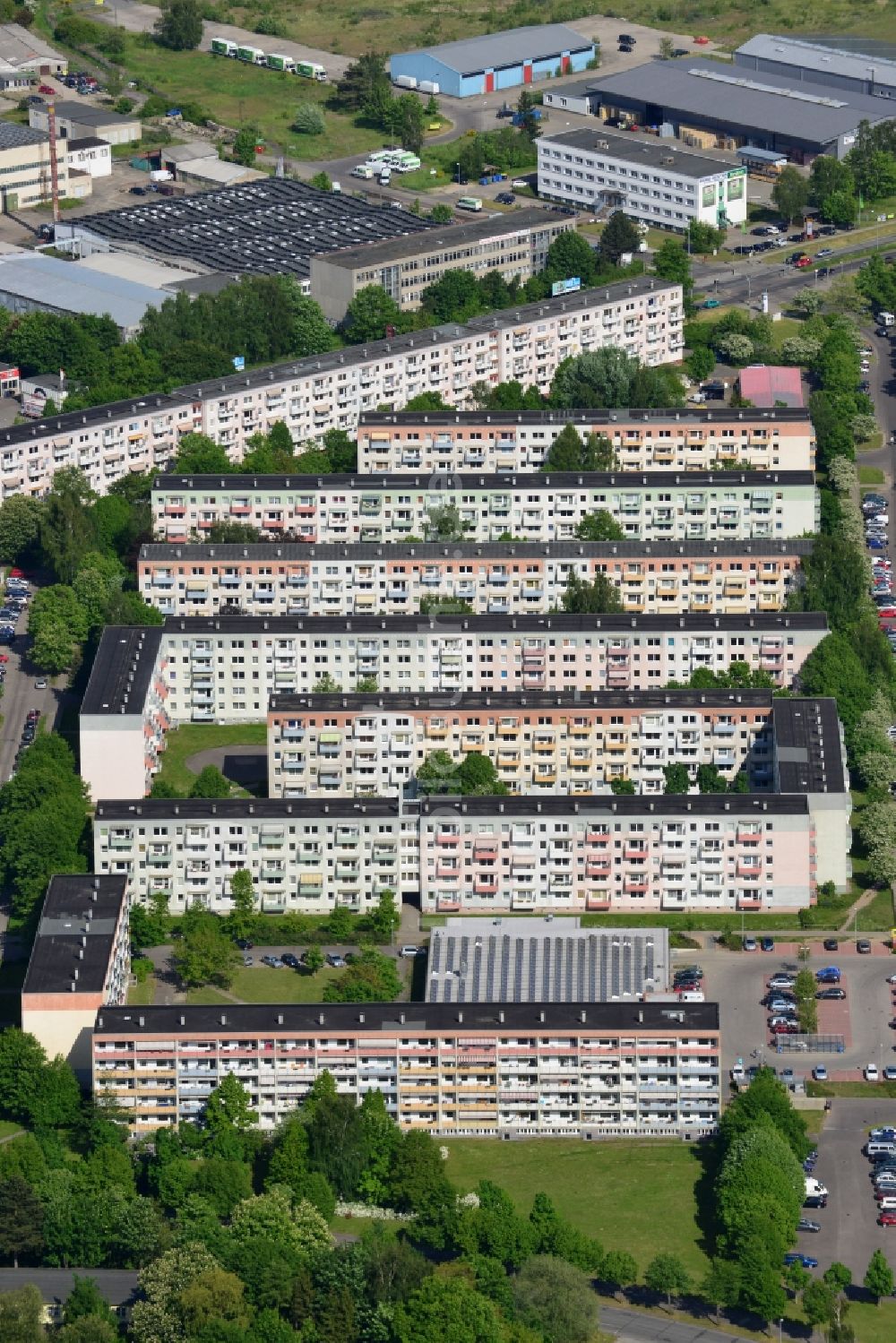 Luftaufnahme Schwerin - Plattenbau- Hochhaus- Wohnsiedlung in Schwerin im Bundesland Mecklenburg-Vorpommern