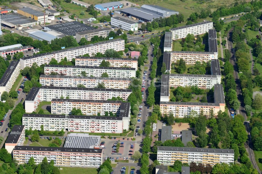 Schwerin von oben - Plattenbau- Hochhaus- Wohnsiedlung in Schwerin im Bundesland Mecklenburg-Vorpommern