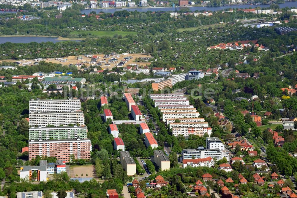 Schwerin von oben - Plattenbau- Hochhaus- Wohnsiedlung in Schwerin im Bundesland Mecklenburg-Vorpommern