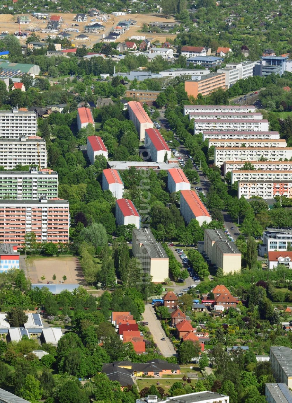 Schwerin aus der Vogelperspektive: Plattenbau- Hochhaus- Wohnsiedlung in Schwerin im Bundesland Mecklenburg-Vorpommern