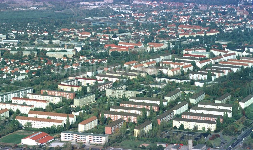 Senftenberg aus der Vogelperspektive: Plattenbau- Hochhaus- Wohnsiedlung in Senftenberg im Bundesland Brandenburg, Deutschland