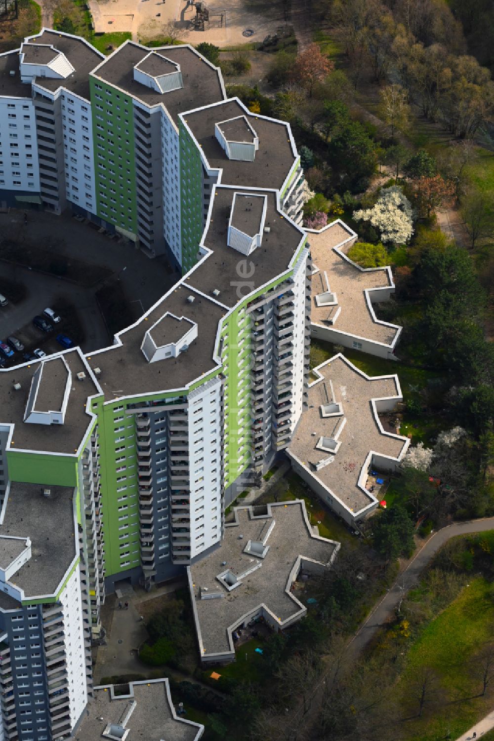 Luftbild Berlin - Plattenbau- Hochhaus- Wohnsiedlung Am Senftenberger Ring im Ortsteil Märkisches Viertel in Berlin, Deutschland