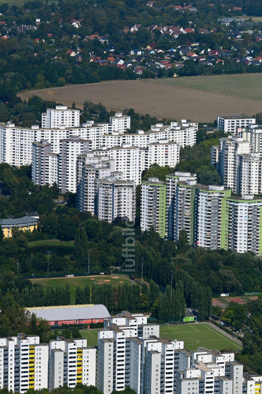 Luftaufnahme Berlin - Plattenbau- Hochhaus- Wohnsiedlung Am Senftenberger Ring im Ortsteil Märkisches Viertel in Berlin, Deutschland