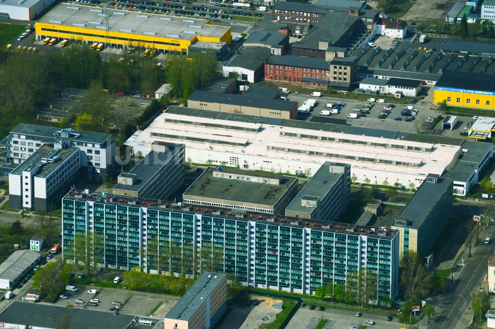 Berlin aus der Vogelperspektive: Plattenbau- Hochhaus- Wohnsiedlung an der Siegfriedstraße in Berlin, Deutschland