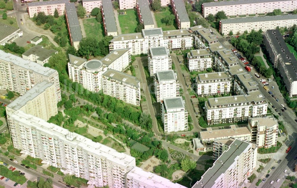 Berlin von oben - Plattenbau- Hochhaus- Wohnsiedlung an der Simon-Bolivar-Straße im Ortsteil Hohenschönhausen in Berlin, Deutschland