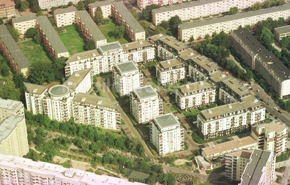 Berlin aus der Vogelperspektive: Plattenbau- Hochhaus- Wohnsiedlung an der Simon-Bolivar-Straße im Ortsteil Hohenschönhausen in Berlin, Deutschland