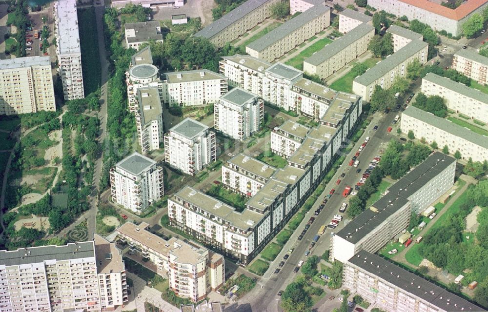 Berlin von oben - Plattenbau- Hochhaus- Wohnsiedlung an der Simon-Bolivar-Straße im Ortsteil Hohenschönhausen in Berlin, Deutschland