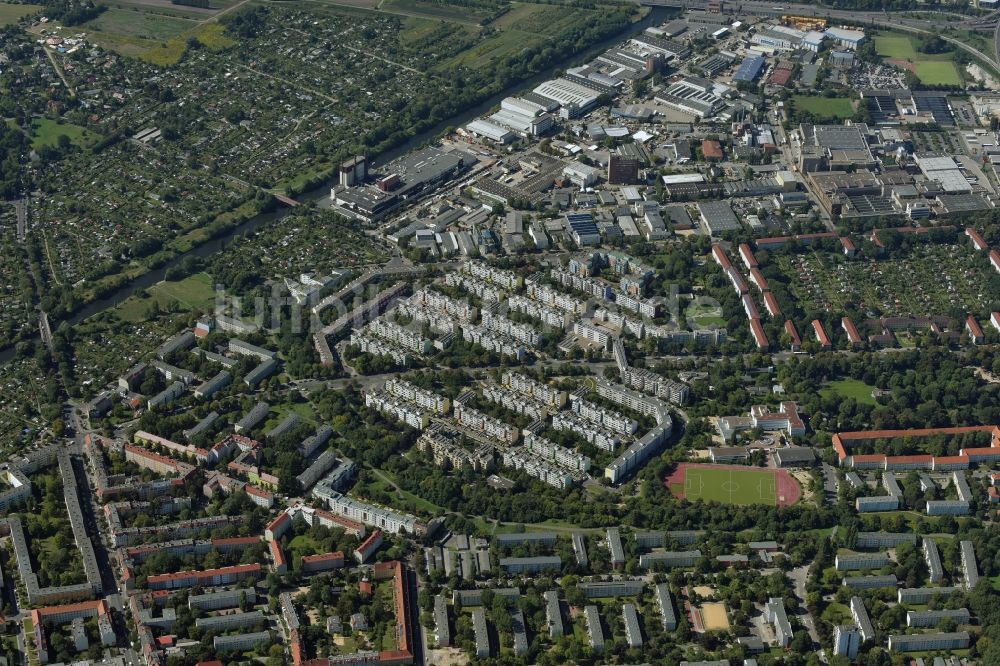 Luftaufnahme Berlin - Plattenbau- Hochhaus- Wohnsiedlung an der Sonnenallee in Berlin