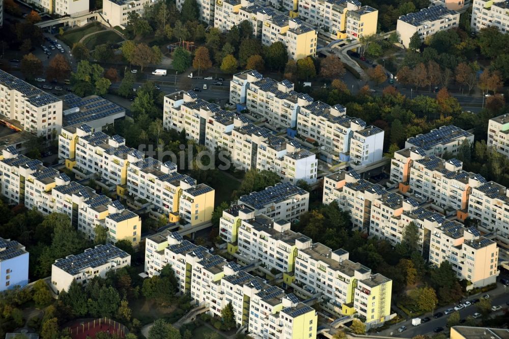 Luftbild Berlin - Plattenbau- Hochhaus- Wohnsiedlung Sonnenallee im Stadtteil Neukölln in Berlin