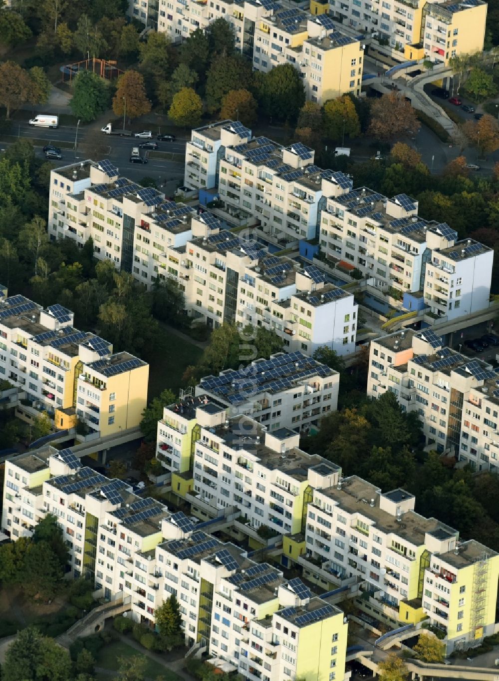 Luftaufnahme Berlin - Plattenbau- Hochhaus- Wohnsiedlung Sonnenallee im Stadtteil Neukölln in Berlin