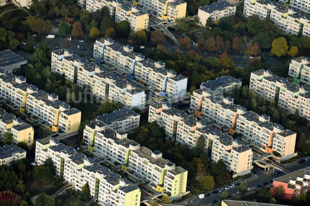 Berlin von oben - Plattenbau- Hochhaus- Wohnsiedlung Sonnenallee im Stadtteil Neukölln in Berlin