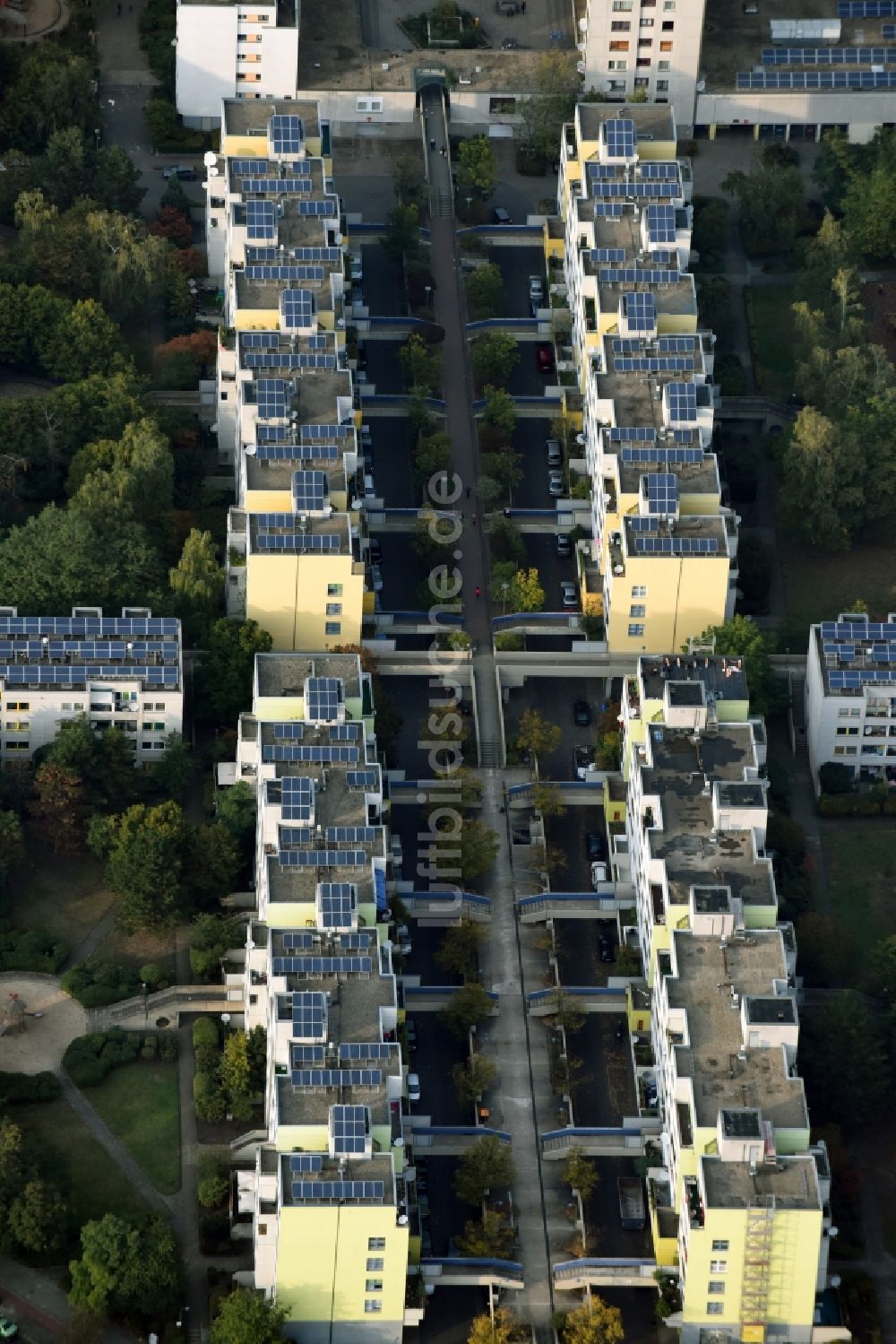 Berlin aus der Vogelperspektive: Plattenbau- Hochhaus- Wohnsiedlung Sonnenallee im Stadtteil Neukölln in Berlin