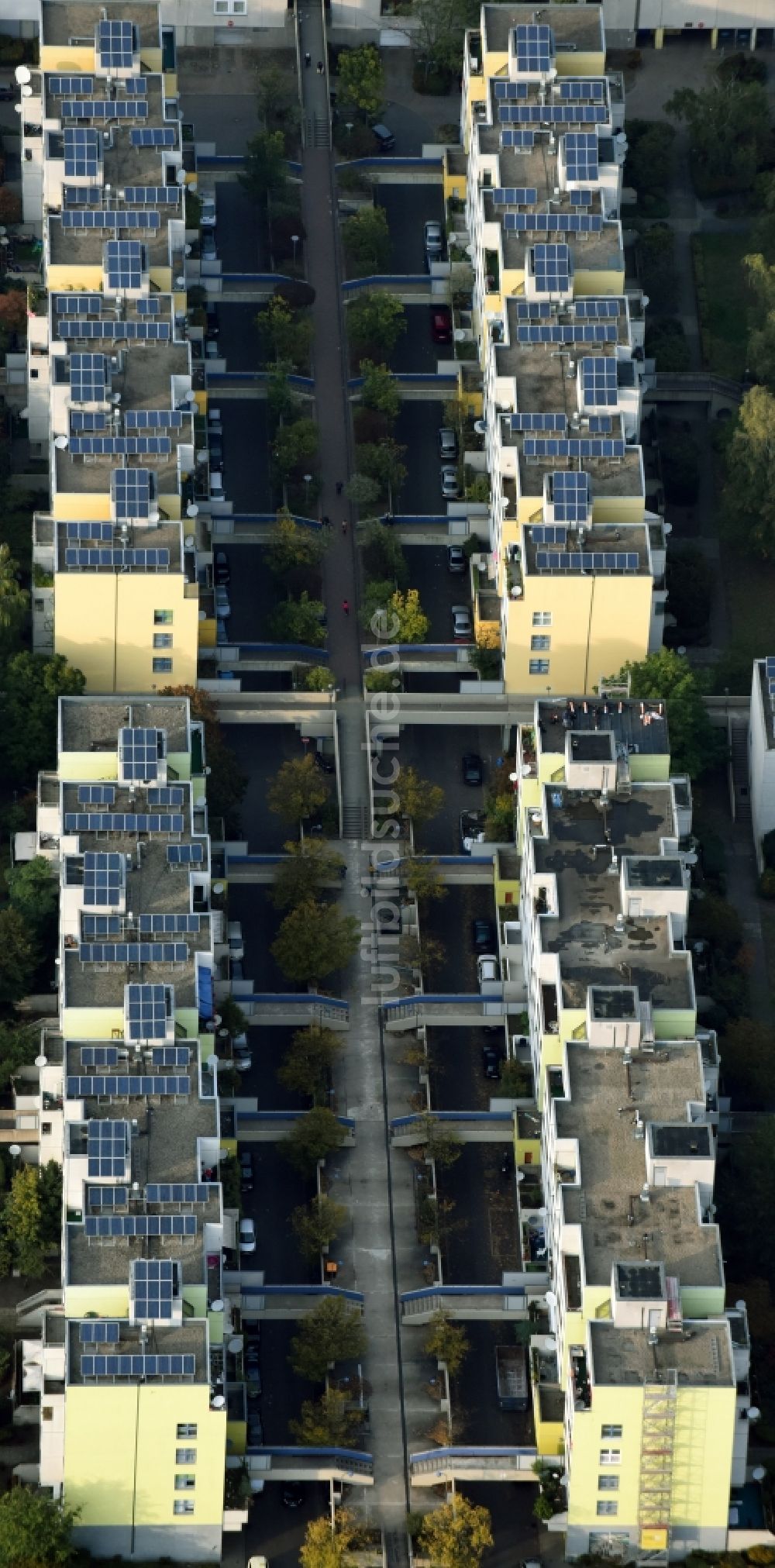 Luftaufnahme Berlin - Plattenbau- Hochhaus- Wohnsiedlung Sonnenallee im Stadtteil Neukölln in Berlin