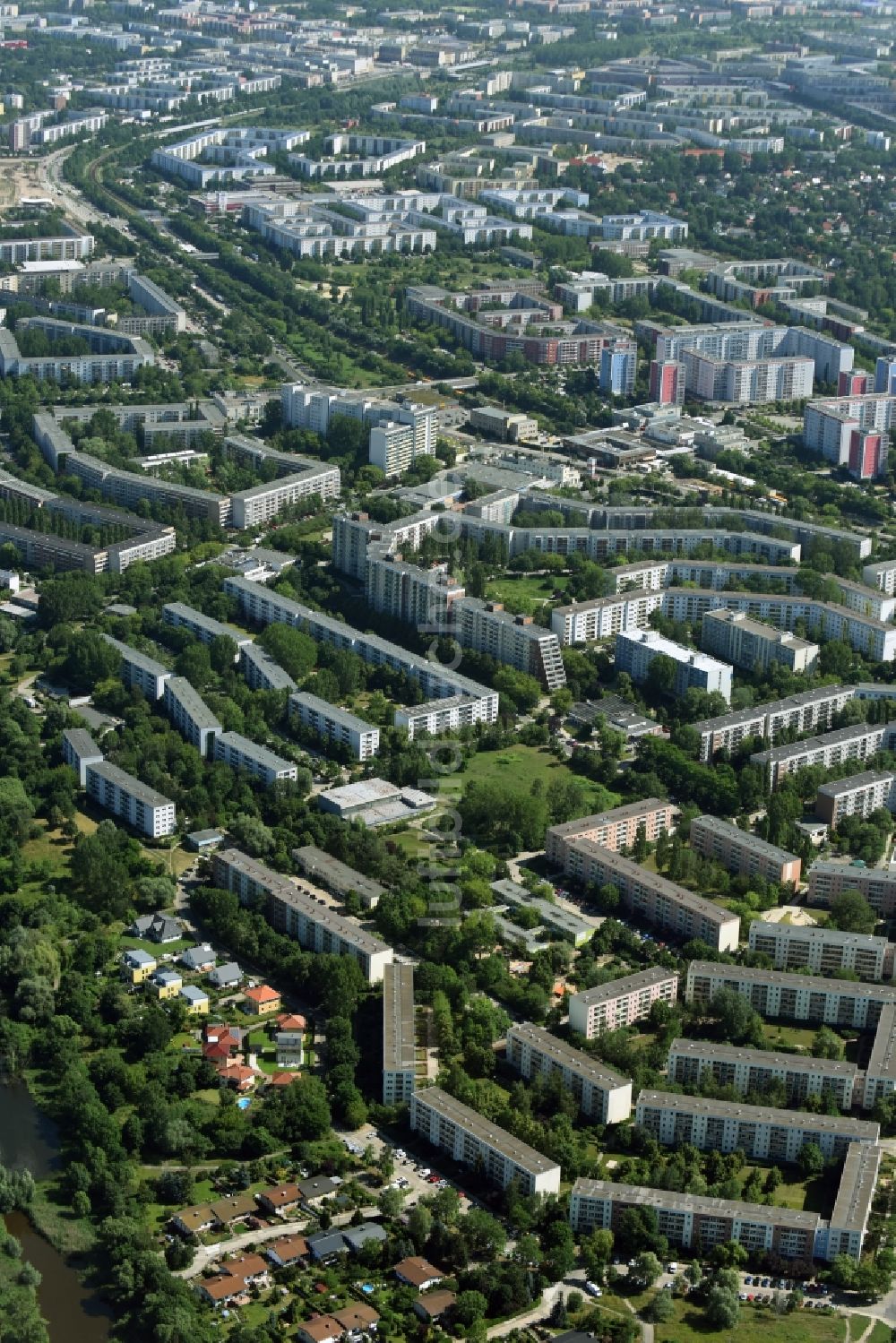 Luftbild Berlin - Plattenbau- Hochhaus- Wohnsiedlung im Stadtteil Hellersdorf in Berlin