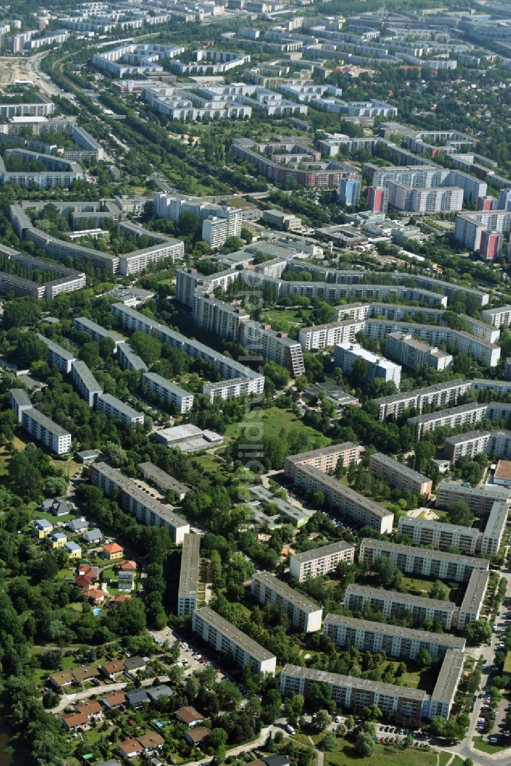 Luftaufnahme Berlin - Plattenbau- Hochhaus- Wohnsiedlung im Stadtteil Hellersdorf in Berlin