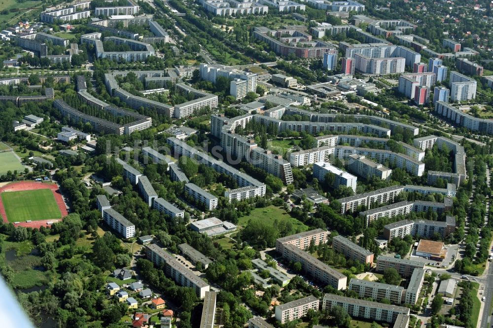 Berlin von oben - Plattenbau- Hochhaus- Wohnsiedlung im Stadtteil Hellersdorf in Berlin