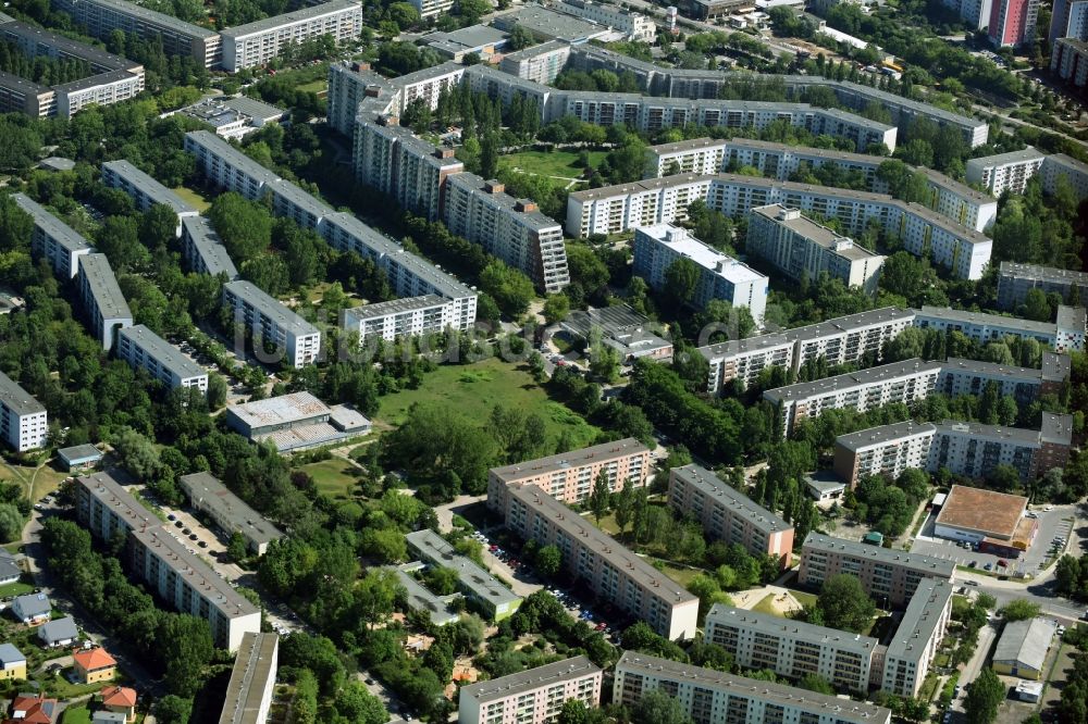 Berlin aus der Vogelperspektive: Plattenbau- Hochhaus- Wohnsiedlung im Stadtteil Hellersdorf in Berlin