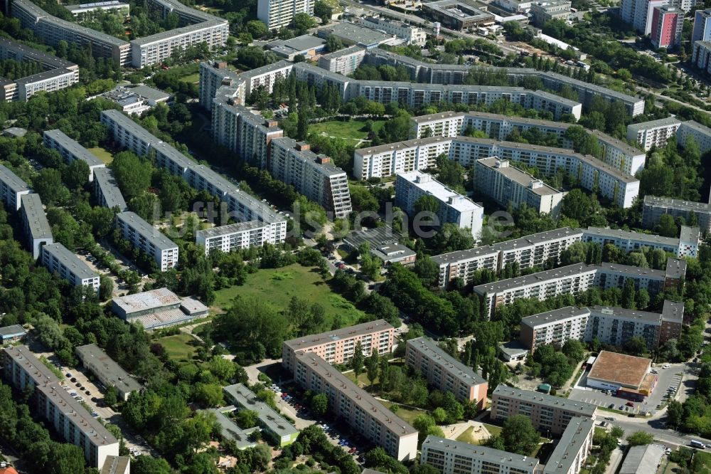 Luftbild Berlin - Plattenbau- Hochhaus- Wohnsiedlung im Stadtteil Hellersdorf in Berlin